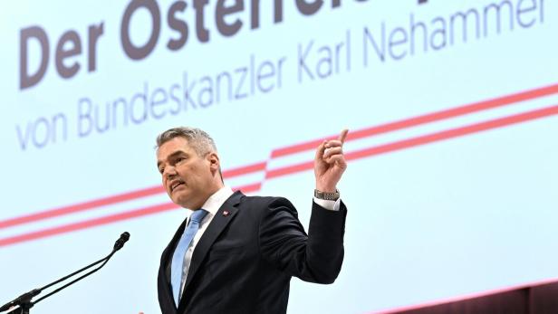 Bundeskanzler Karl Nehammer bei seiner Rede zum &quot;Österreichplan&quot; in Wels