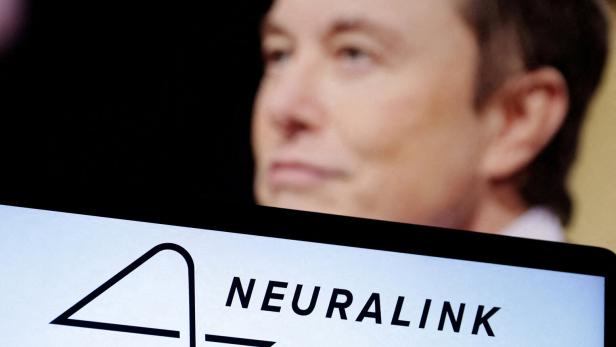 Elon Musk vor dem Neuralink-Logo.