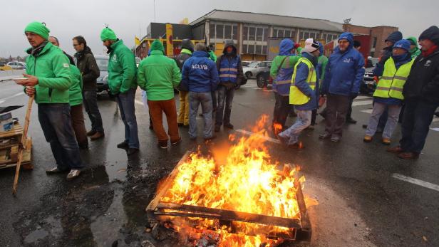 Stillstand: Arbeiter protestieren vor einer DHL-Lagerhalle am Brüsseler Flughafen Zaventem