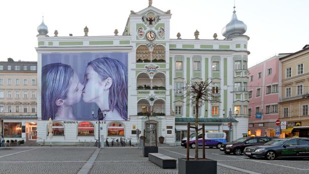 Helnwein verhüllt Gmundner Rathaus und Stadttheater