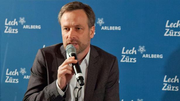 NZZ-Chefredakteur Markus Spillmann saß noch vor einer Woche fest im Sattel und referierte am Mediengipfel am Arlberg.