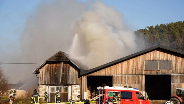 Zwölf Feuerwehren bekämpften Bauernhofbrand im Mühlviertel