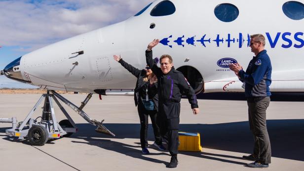 Weltraumtourist Franz Haider (Mitte) nach seinem geglückten Flug ins All