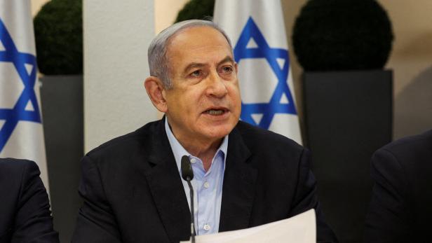 Netanjahu hält einen Zettel in der Hand