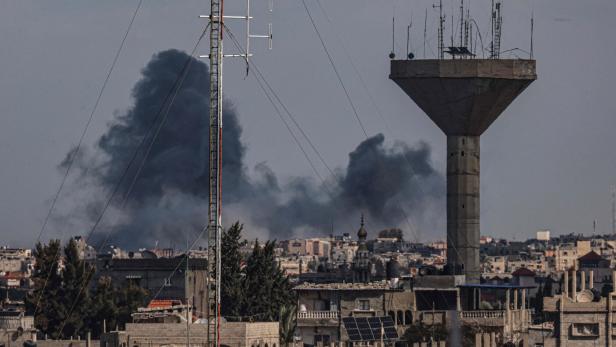 Rauch über der Grenzstadt Rafah im Süden des Gazastreifens