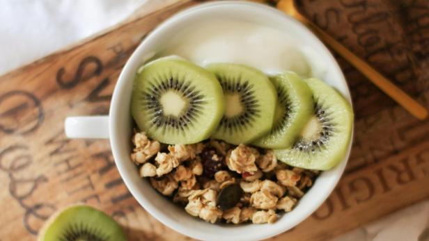 Kiwis in einer Schüssel zusammen mit Cornflakes