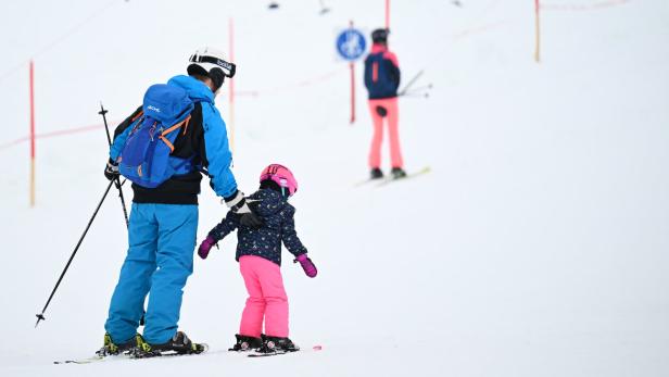 Achtjähriger stürzte in Tirol beim Skifahren zehn Meter ab