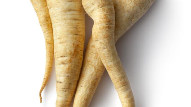 Mehrere Pastinaken liegen auf einem weißen Hintergrund.