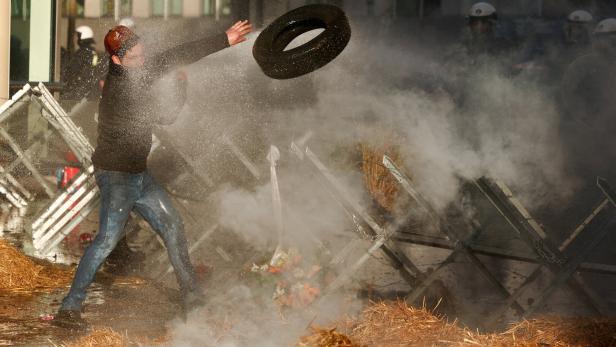 Brände bei Bauernprotesten in Brüssel: EU-Parlament wurde abgeriegelt