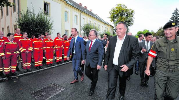 Minister Doskozil und LH Hans Niessl, flankiert von LH-Vize Hans Tschürtz und Militärkommandant Gernot Gasser, beim Tag der Sicherheit