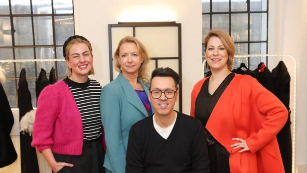 Maiken Kloser, Alexandra Gogolok-Nagl und Marlen Sabetzer mit dem Jury-Vorsitzenden Thang de Hoo.