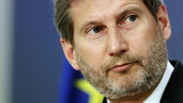 Ein Mann mit Bart blickt nach rechts.