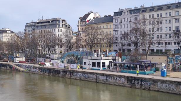 Blick auf das Taste und das Glashaus am Wiener Donaukanal