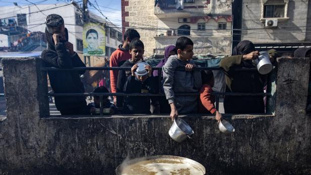 Geflüchtete in Rafah bei Essensausgabe