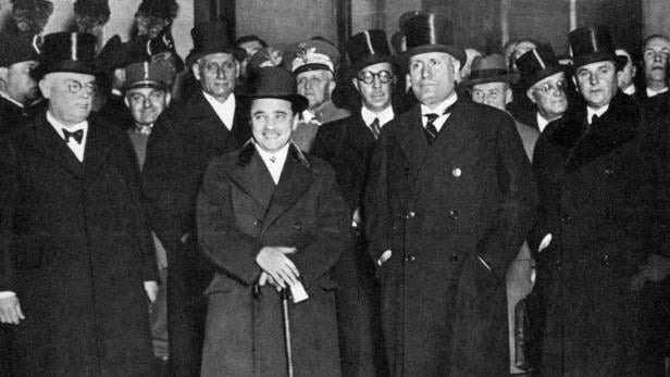 Mussolini (vorne rechts) hat Dollfuß (links) stark unter Druck gesetzt.