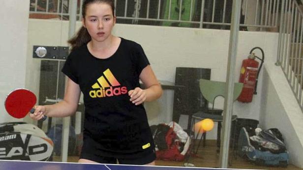 Irina (11) in Aktion beim Tischtennis