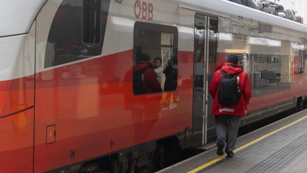 Fahrscheinkontrolle: 22-Jähriger attackierte Zugbegleiter im Waldviertel
