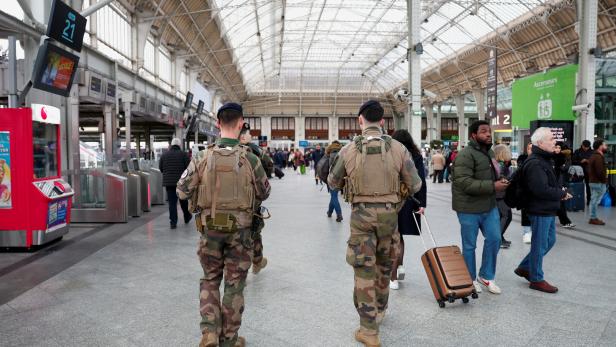 Soldaten patrouillieren nach der Messerattacke in der Wartehalle des Gare de Lyon.