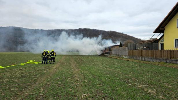 Gartenhütte in Flammen, Person bei Löschversuch verletzt