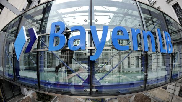 Das Logo der BayernLB an einem gläsernen Gebäude.