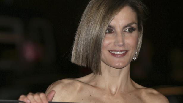 Königin Letizia von Spanien mit schulterfreiem Kleid und Bob-Frisur.