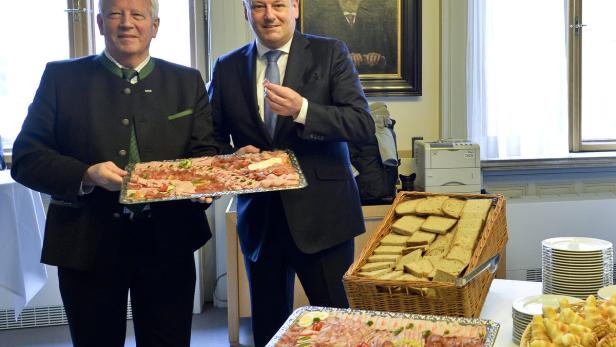 Bauernbund-Präsident Jakob Auer und Landwirtschaftsminister Andrä Rupprechter mit einer parlamentarischen Wurstplatte.