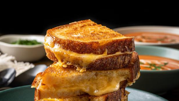 Warum man unbedingt einen Käsetoast beim ersten Date essen sollte