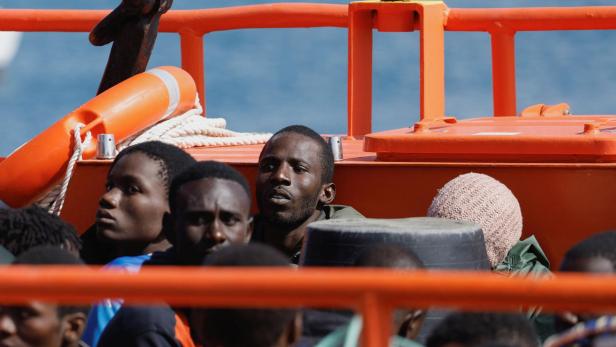 Migranten warten darauf, ein Boot zu verlassen, dass vor Gran Canaria ankert