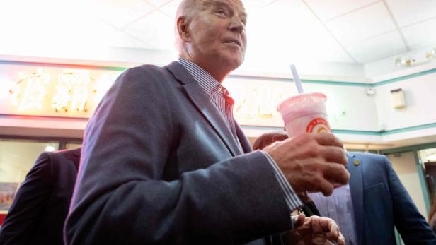 US-Präsident Joe Biden trinkt einen Milkshake im Wahlkampf