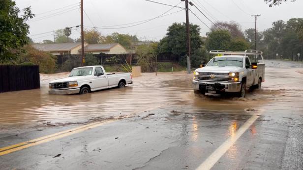 Autos auf überfluteter Straße nach Unwetter im kalifornischen Santa Barbara