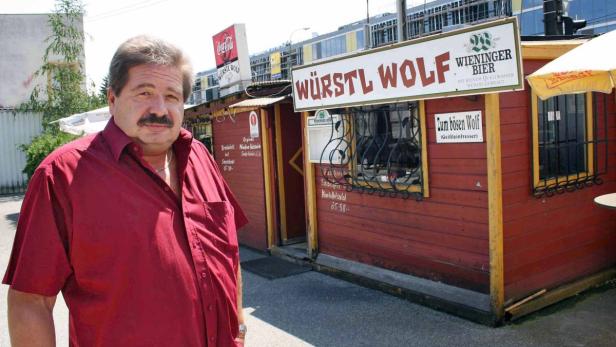 Ein Mann steht vor dem „Würstl Wolf“-Imbissstand.