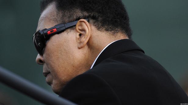 Muhammad Ali betet für schwer erkrankten Frazier