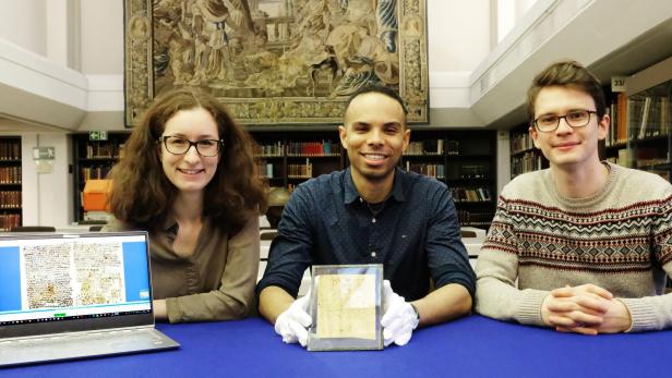 Das Projektteam zu Beginn der Arbeit Ende 2018 in der Handschriftensammlung der Unibibliothek mit (v.l.) Markéta Preininger, Korshi Dosoo und Edward O. D. Love