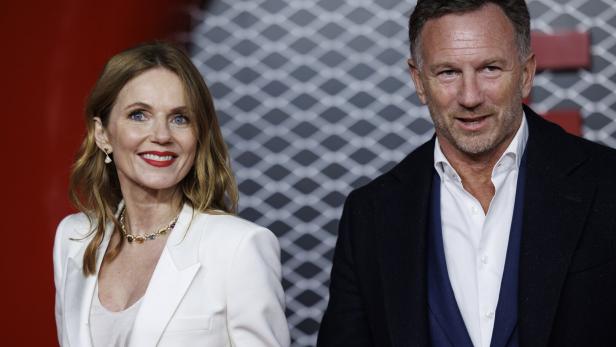 Geri Halliwell und Christian Horner posieren zusammen auf einem Event.