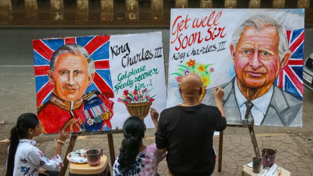 Eine indische Kunstschule gestaltet Plakate mit König Charles drauf