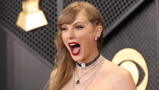 Taylor Swift lacht erfreut-überrascht mit offenem Mund bei den Grammys