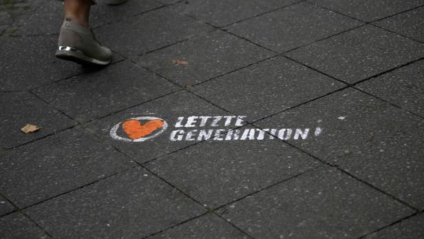 Klima-Aktivisten "Letzte Generation"-Logo auf den Boden gesprayt