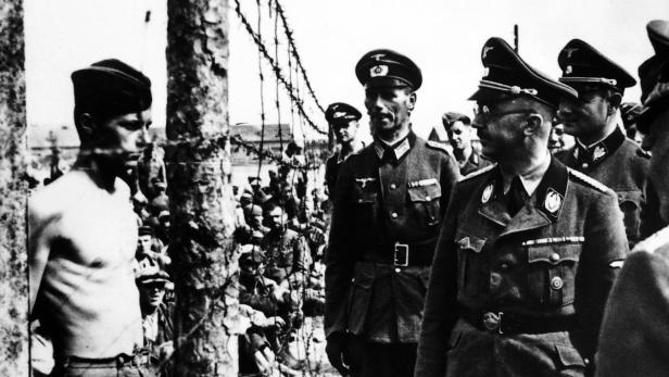 &quot;Die SS - Himmlers Wahn&quot;, Der zweite Teil aus der Reihe &quot;Die SS&quot; befasst sich mit Heinrich Himmler. Sein Name wurde zum Inbegriff des Bösen. Als &quot;Reichsführer SS&quot; war Heinrich Himmler maßgeblich verantwortlich für das Jahrhundertverbrechen. Hitlers mächtigster Helfer kümmerte sich persönlich und vor Ort um die Schattenwelt der Todesschwadronen und Vernichtungslager - pedantisch, fanatisch und skrupellos. Das Schicksal der Opfer berührte ihn dabei nicht, nur die &quot;Arbeitsbedingungen&quot; seiner Totenkopfmänner. Nach dem Besuch von Auschwitz erließ er Befehle, wie durch Liederabende und &quot;mäßiges Trinken&quot; der Stress der Mörder abzubauen sei.Im Bild: Himmler beim Besuch eines russischen Kriegsgefangenenlagers. &quot;Er hatte nicht die Aura eines Massenmörders. Aber das ist wahrscheinlich gerade das, was die Massenmörder so erfolgreich macht.&quot; (Traudl Junge, Hitlers Sekretärin) SENDUNG: ORF3 - SA - 06.07.2013 - 21:20 UHR. - Veroeffentlichung fuer Pressezwecke honorarfrei ausschliesslich im Zusammenhang mit oben genannter Sendung oder Veranstaltung des ORF bei Urhebernennung. Foto: ORF/ZDF/National Archives. Anderweitige Verwendung honorarpflichtig und nur nach schriftlicher Genehmigung der ORF-Fotoredaktion. Copyright: ORF, Wuerzburggasse 30, A-1136 Wien, Tel. +43-(0)1-87878-13606