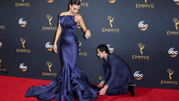 Fast alle Gäste der Emmy-Verleihung gingen outfittechnisch auf Nummer sicher. Statt auf opulente Roben und den Wow-Effekt zu setzen, präsentierte man sich lieber in sexy Klassikern. So wie Model Emily Ratajkowski, die in einem nachtblauen Kleid von Zac Posen von ebendiesen für die Fotografen adjustiert wurde.