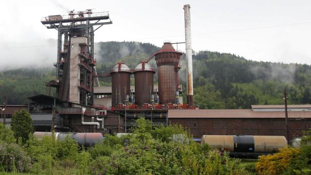 Das stillgelegte Hüttenwerk Peitz in Brandenburg mit seinen Hochöfen und Industrieanlagen.