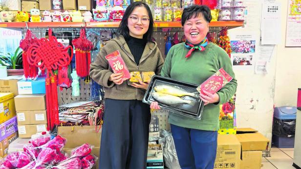 Bei Jasmin Hu und ihrer Mutter Jinzhu Hu gibt es als Neujahrsessen traditionell Fisch und Reiskuchen. Auch die roten Kuverts &quot;Hong Bao&quot; gehören zur chinesischen Tradition und werden in China zu wichtigen Anlässen verschenkt.