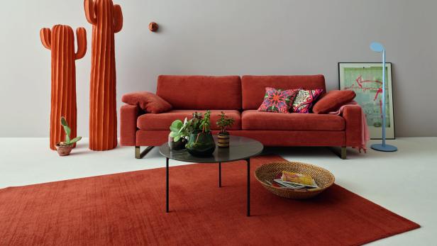 Ton in Ton. Ein Sofa mit dem passenden Teppich (gesehen bei schwarzott.at) – solche Akzente hauchen jedem Wohnzimmer neues Leben ein  