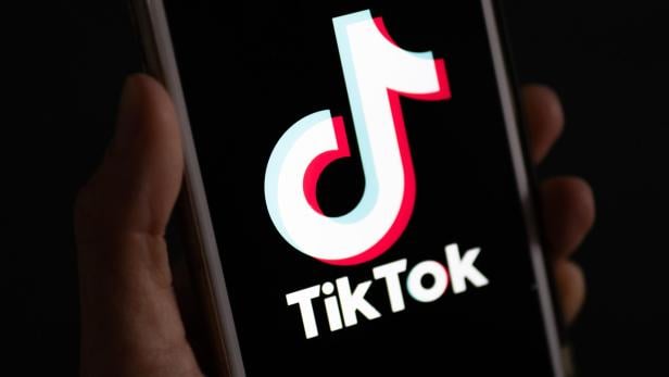 Ein Smartphone zeigt das TikTok-Logo auf dem Bildschirm.