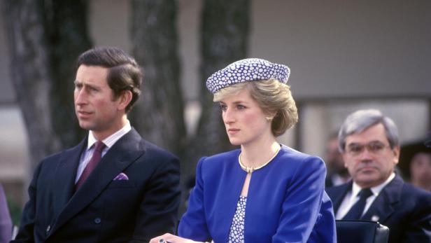 Prinzessin Diana und König Charles sitzen nebeneinander, Jahr 1986.