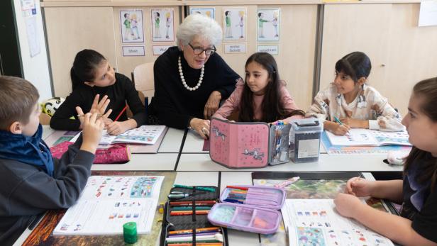 "Freispielerin" Angelika Linsmeier im Klassenzimmer