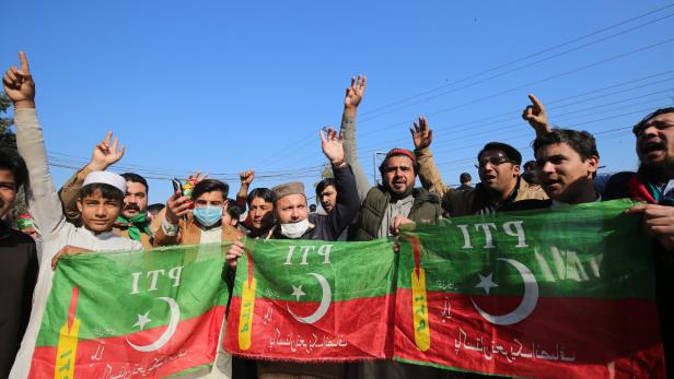 Unterstützer der pakistanischen PTI-Partei nach der Wahl