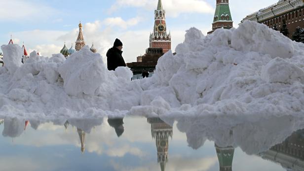 Schnee auf dem Roten Platz in Moskau