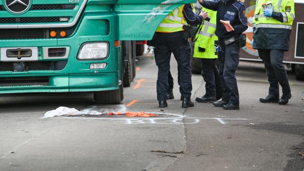 Symbolbild: Nach schwerem Unfall - Abbruch des Halleschen Rosenmontagsumzuges