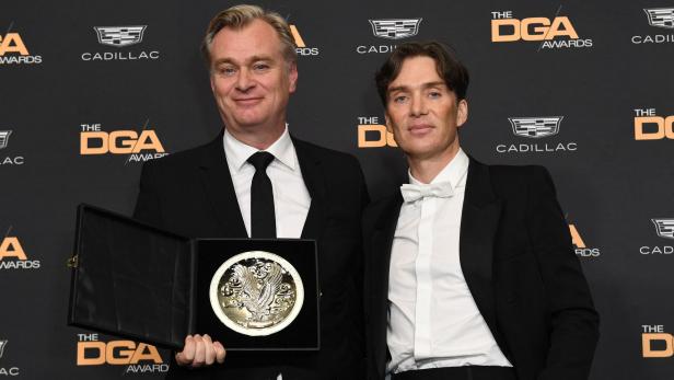 "Oppenheimer" bekommt Preis der Directors Guild. Christopher Nolan und Cilian Murphy halten Preis.