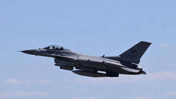 F-16-Kampfjet der US-Airforce in der Luft